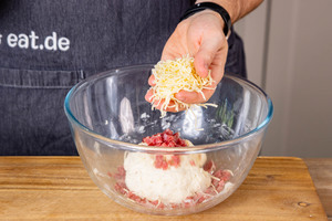 geriebenen Käse zum Teig geben