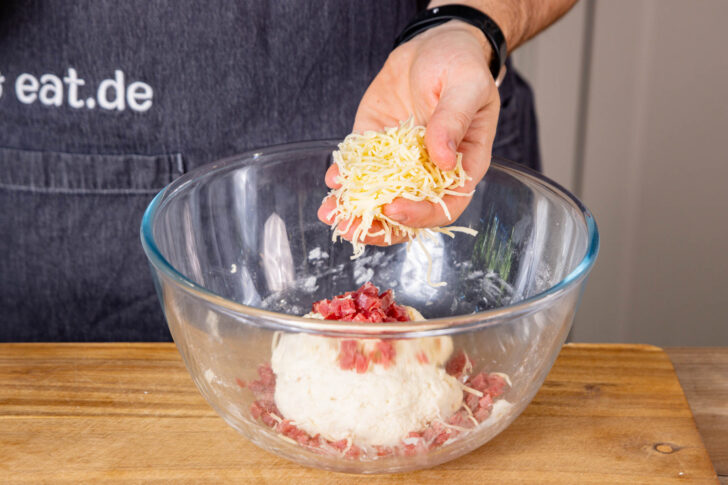 geriebenen Käse zum Teig geben