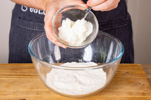 Magerquark zu den trockenen Zutaten geben