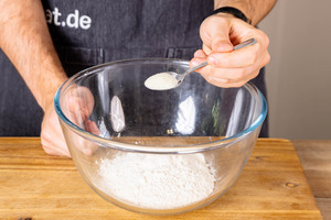 Salz zu den Zutaten hinzugeben