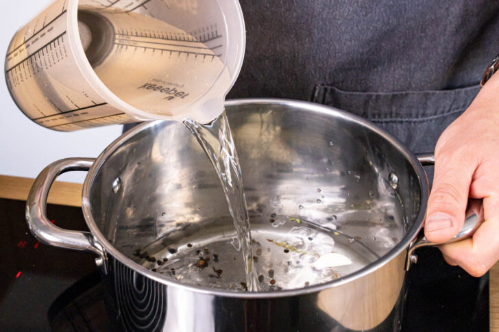 Gewürze, Gemüse und Wasser aufkochen