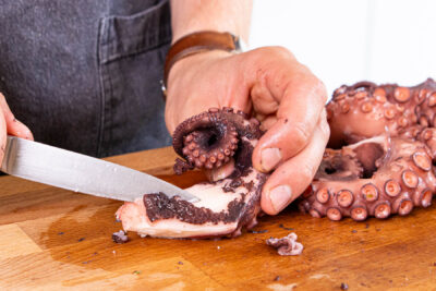 Haut vom Pulpo entfernen