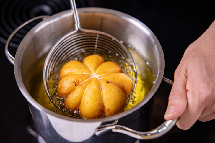 Frittierten Donut herausnehmen