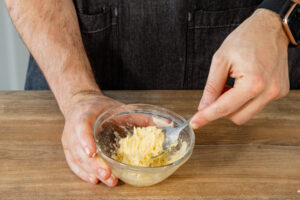 Mehl und Butter mit einer Gabel vermengen