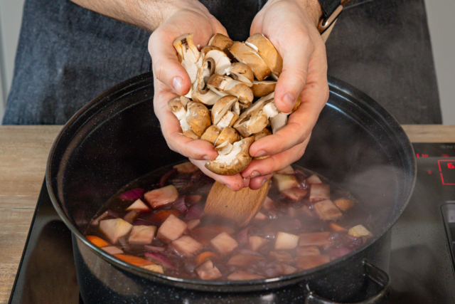 Rehkeule mit Knochen schmoren Rehkeule mit Knochen schmoren