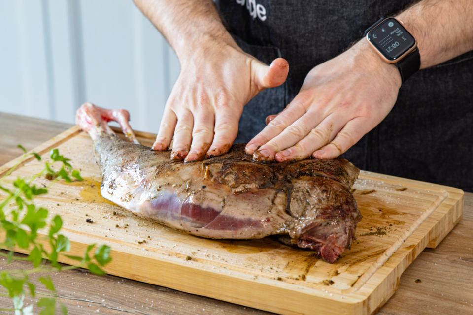 Rehkeule mit Knochen schmoren