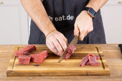 Fleisch in Streifen schneiden.