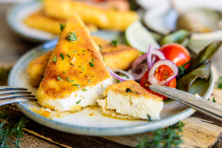 Saganaki mit Salat servieren