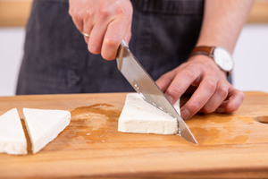Feta in Dreiecke schneiden