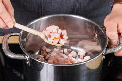 Speck und Kassler in Würfeln anbraten