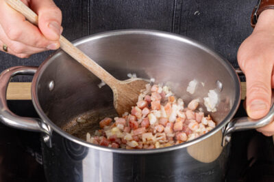 Zwiebel und Knoblauch ebenfalls anschwitzen