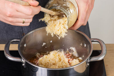 Brühe und Sauerkraut dazugeben