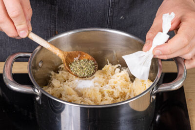 Gewürze zum Sauerkraut dazugeben