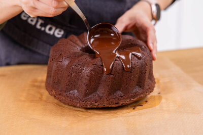 Schokokuchen mit Cheesecakefüllung glasieren