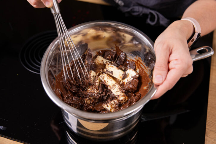 Schokolade mit der Butter schmelzen