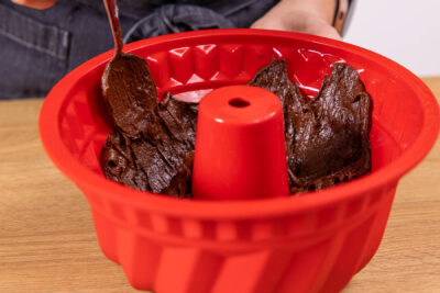 Schokoteig in die Form geben