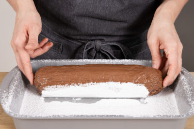 Schokoladensalami in Puderzucker wälzen