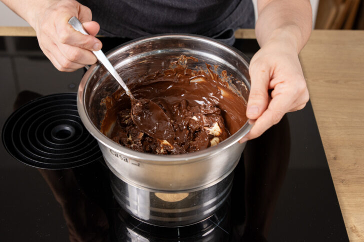Schokolade mit Butter schmelzen