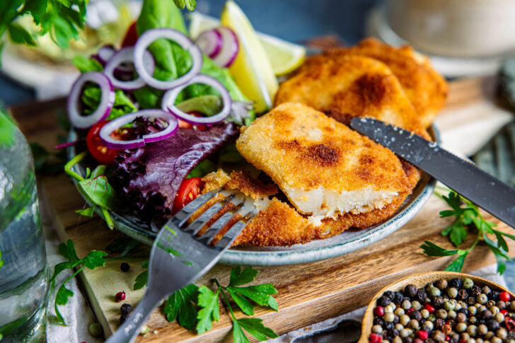 Sellerieschnitzel mit Salat servieren