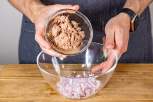 Thunfisch mit Zwiebelwürfel vermengen