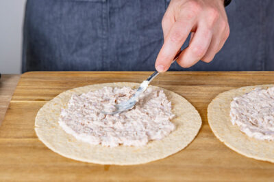 Thunfischceme auf Tortillas verstreichen