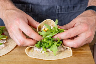 Thunfisch-Wrap aufrollen