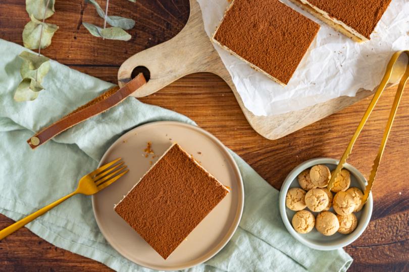 Tiramisu Kuchen vom Blech serviert