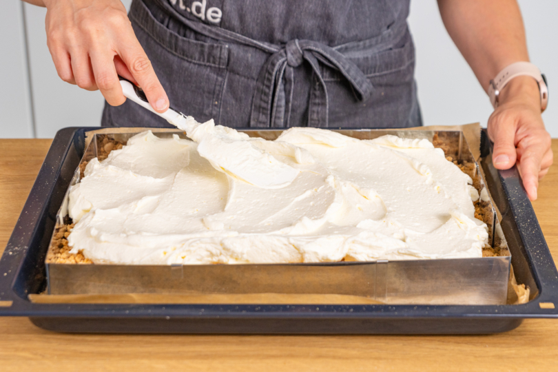 Creme auf Kuchen verstreichen