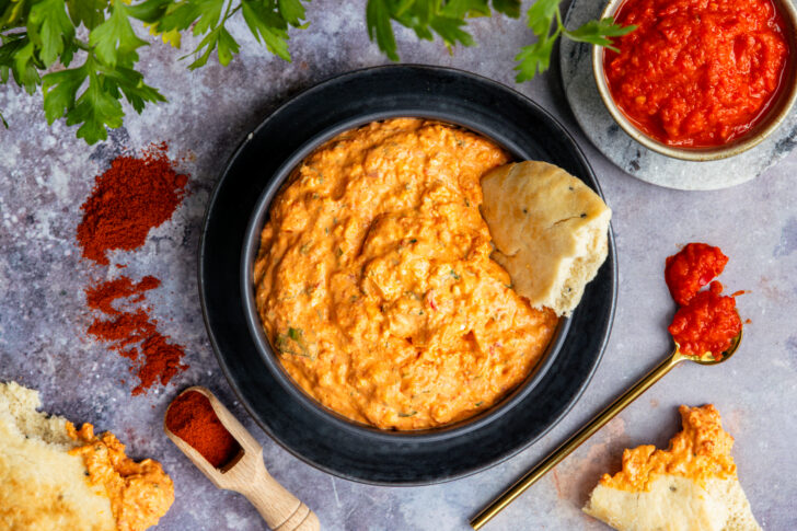 Türkischer Obazda mit Frischkäse und Schafskäse