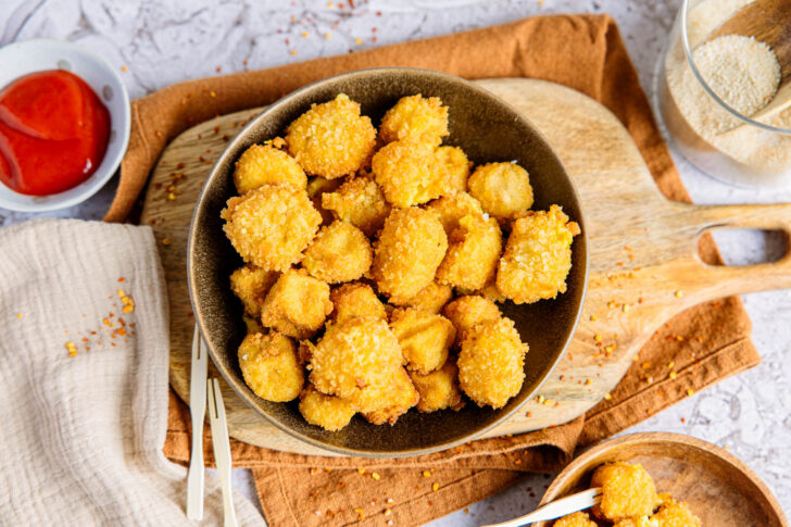 Vegane Chili Cheese Nuggets mit Dips servieren