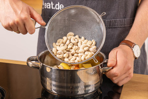 Cashews in den Topf geben