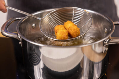 Vegane Chili Cheese Nuggets frittieren