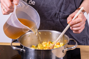 Brühe dazugießen und aufkochen
