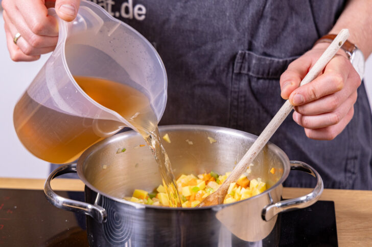 Brühe dazugießen und aufkochen