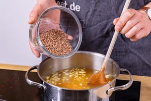 Linsen in die Linsensuppe geben