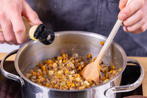 vegetarische Linsensuppe abschmecken
