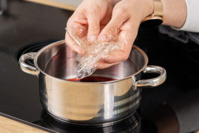 Gelatine zum Saft geben und auflösen