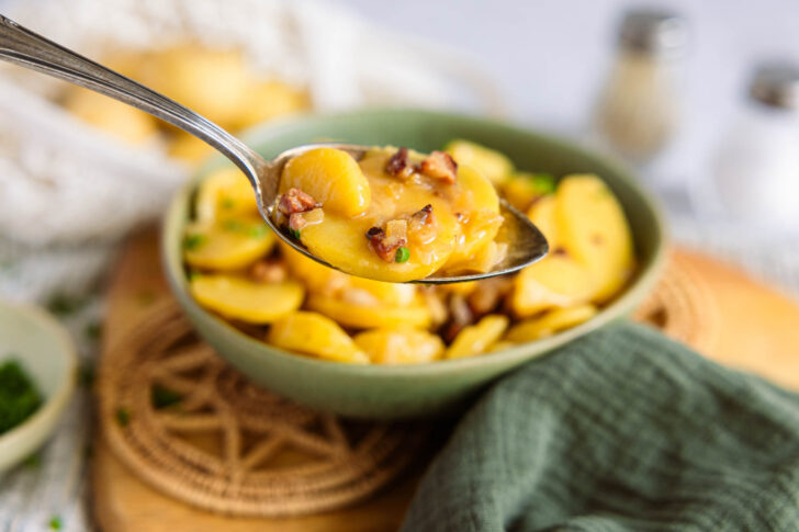 Kartoffelsalat nach Omas Rezept noch warm servieren