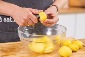 Kartoffeln in Scheiben schneiden