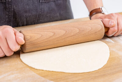 Pizzateig ausrollen
