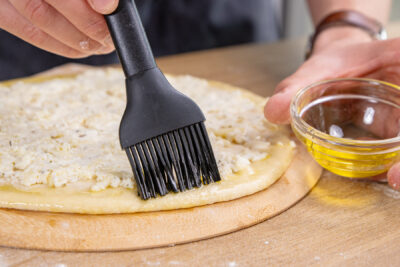 Pizzarand mit Olivenöl bestreichen