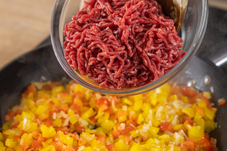 Hackfleisch in die Pfanne geben