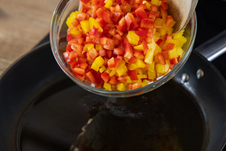 Paprika in eine Pfanne geben