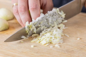 Zwiebeln feinhacken