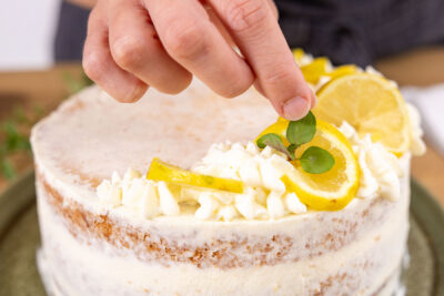Zitronen-Mascarpone-Torte dekorieren