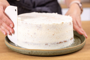 Zitronen-Mascarpone-Torte einstreichen
