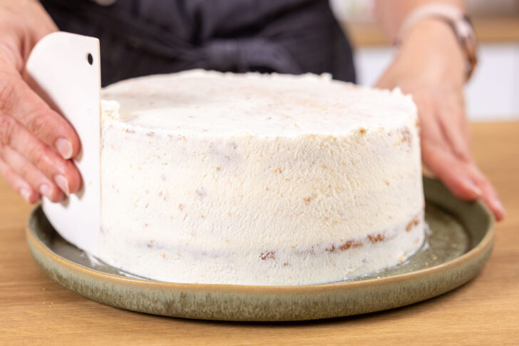 Zitronen-Mascarpone-Torte einstreichen