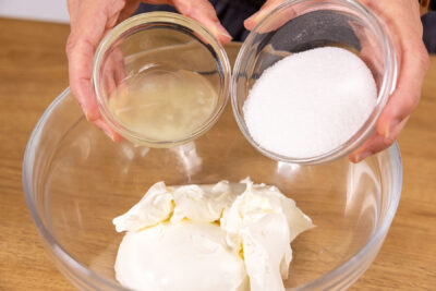 Zucker und Zitronensaft zur Mascarpone geben