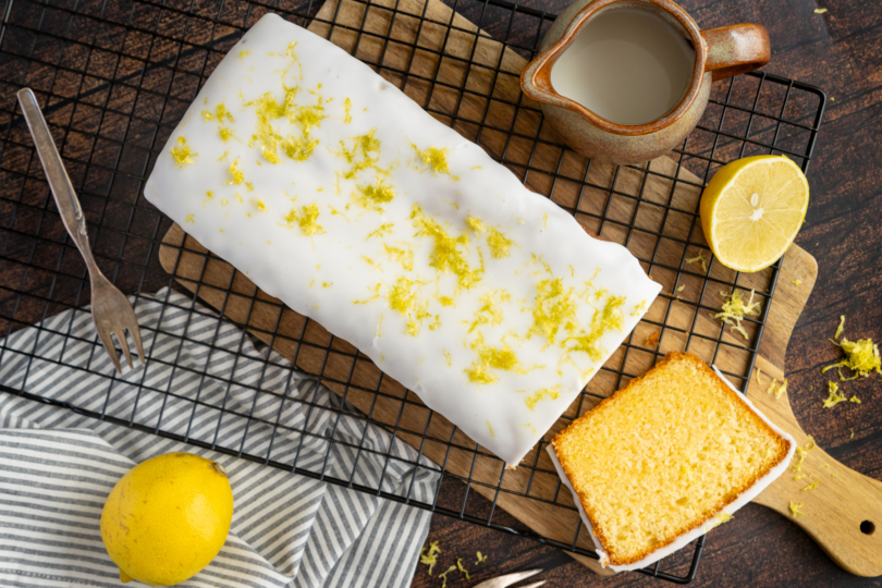 Zitronenkuchen nach Omas altem Rezept fertig angeschnitten