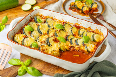 Zucchini-Auflauf mit Hackfleisch und Käse überbacken